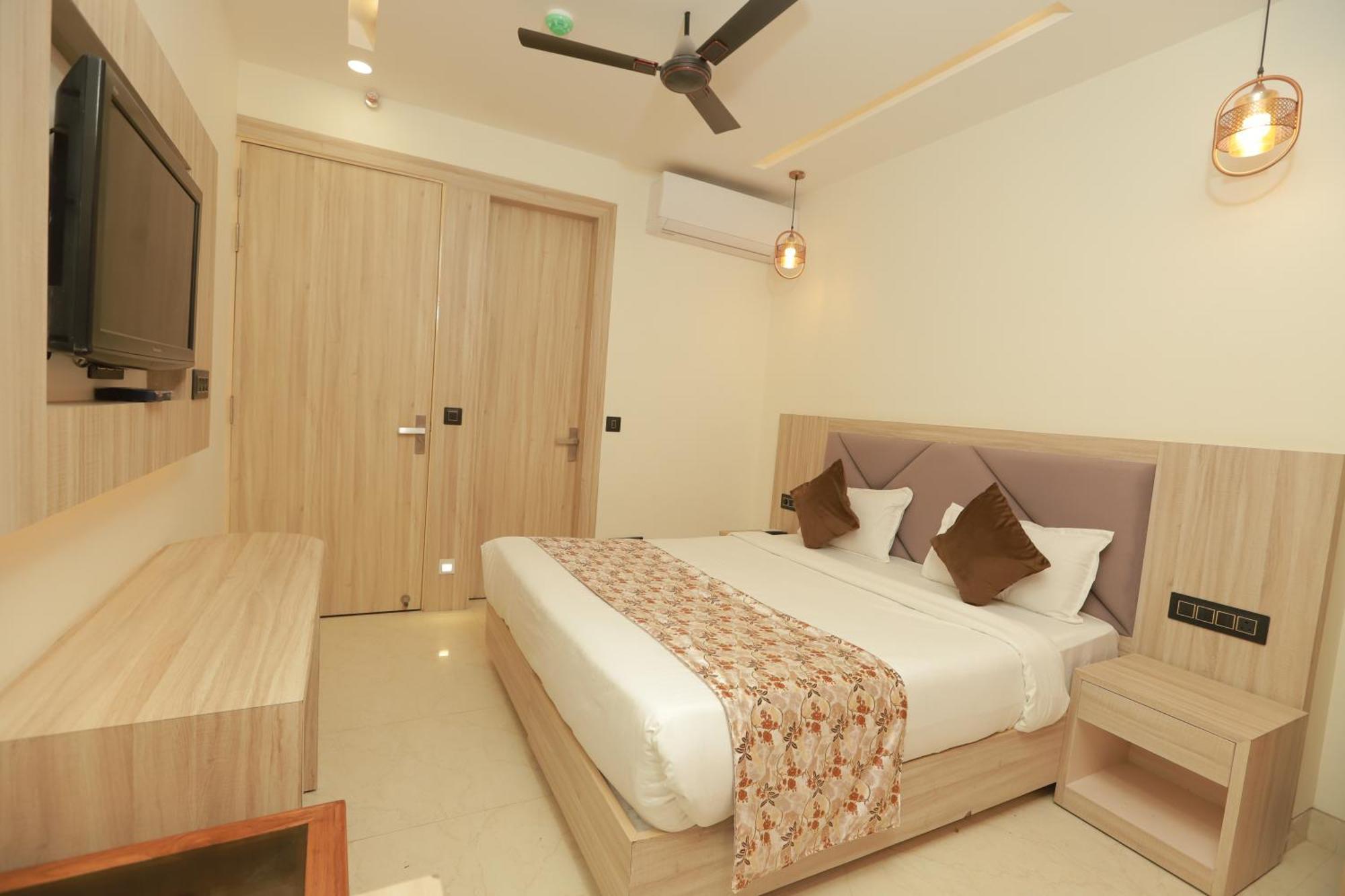 Sunlight Near Delhi Airport Bed & Breakfast